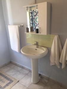 A bathroom at Traditional House “AVLI”
