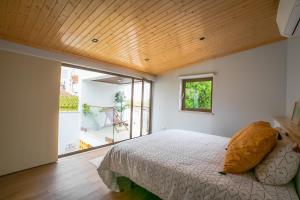 莫什港的住宿－Eco Villa do Adro，一间卧室设有一张床和一个大窗户