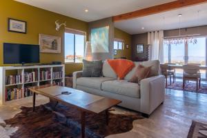 Khu vực ghế ngồi tại Rancho Deluxe