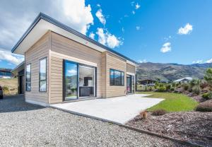Una casa modular con una gran ventana en Simply Stunning, en Wanaka