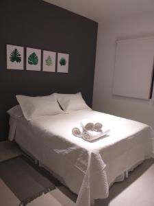 Un dormitorio con una cama con dos donuts. en DPTO GENESIS en Viedma