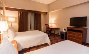 Кровать или кровати в номере Holiday Inn Convention Center, an IHG Hotel