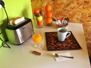 Utensilios para hacer té y café en Apartamento Ribera del Duero Reserva