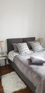 - une chambre avec un lit et un tapis blanc dans l'établissement Calme et au cœur du centre historique, à Bourges