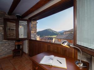 escritorio en una habitación con ventana grande en CASA RURAL CRUZ - Self check-in en Boltaña