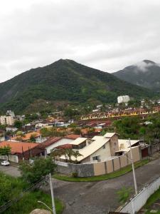 a small town with a mountain in the background at Apartamento Martinica 2 in Caraguatatuba