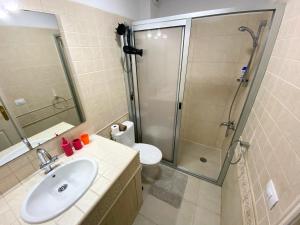 A bathroom at Penthouse 3 bedrooms, ocean view, near Siam Park
