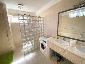 A bathroom at Penthouse 3 bedrooms, ocean view, near Siam Park