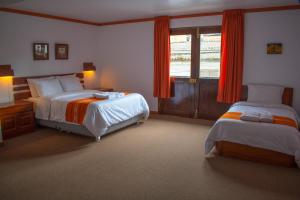 - une chambre avec 2 lits et une fenêtre dans l'établissement Explorer Deluxe Hotel, à Chachapoyas
