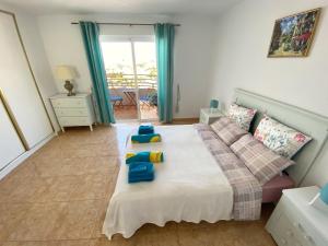 A bed or beds in a room at Penthouse 3 bedrooms, ocean view, near Siam Park