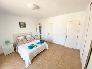 A bed or beds in a room at Penthouse 3 bedrooms, ocean view, near Siam Park