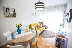 een woonkamer met een tafel en een gele bank bij Oporto Choose Happiness in Porto