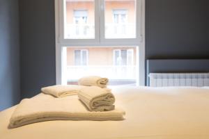 A bed or beds in a room at Appartamento in centro storico - via Mascarella - Università