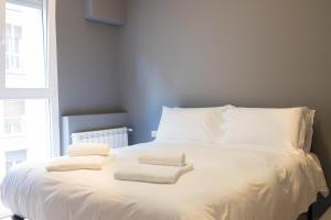 A bed or beds in a room at Appartamento in centro storico - via Mascarella - Università