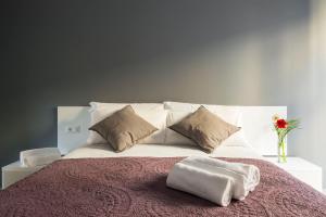 A bed or beds in a room at Appartamento in centro storico - via Mascarella - Università