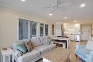 uma sala de estar com um sofá e uma mesa em Direct Oceanfront Private Villa Overlooking Pool/Beach - South Forest Beach - Right next to Coligny Plaza em Hilton Head Island