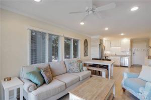 ein Wohnzimmer mit einem Sofa und einem Tisch in der Unterkunft Direct Oceanfront Private Villa Overlooking Pool/Beach - South Forest Beach - Right next to Coligny Plaza in Hilton Head Island