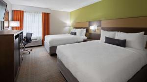 een hotelkamer met 2 bedden en een televisie bij Best Western Niceville - Eglin AFB Hotel in Niceville