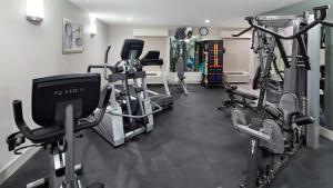 einen Fitnessraum mit mehreren Laufbändern und Kardiogeräten in der Unterkunft Best Western Niceville - Eglin AFB Hotel in Niceville