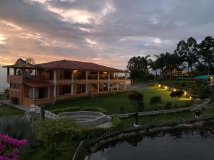 un grande edificio con un laghetto di fronte di Acantos Hotel Campestre a Támesis