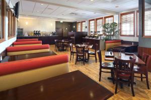 Hotel Bridgeway Tucson Int'l Airport and Suites tesisinde bir restoran veya yemek mekanı