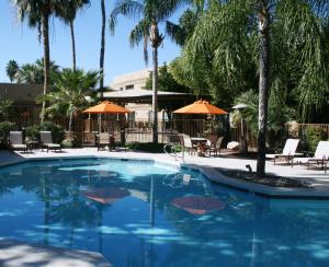 The swimming pool at or close to Hotel Bridgeway Tucson Int'l Airport and Suites