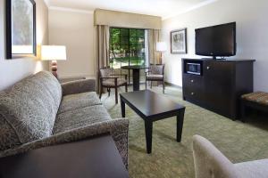 Χώρος καθιστικού στο Hotel Bridgeway Tucson Int'l Airport and Suites