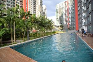een zwembad in een stad met hoge gebouwen bij Zizz Angels ikhwan homestay damansara petaling jaya in Petaling Jaya