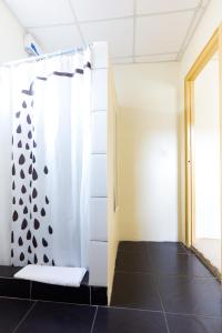 Bilik mandi di Mustique Suites Curacao