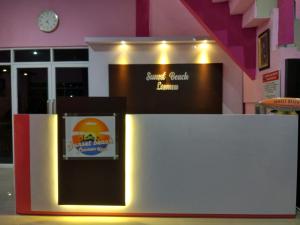 een balie met een bord voor een gebouw bij Hotel Sunset Beach labuhan jukung in Krui