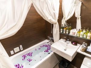 Phòng tắm tại Hotel Petit Bali Garden Shin-Okubo (Adult Only)