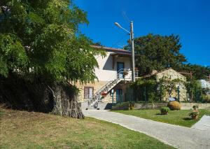 A garden outside LE PITTURE casa di campagna