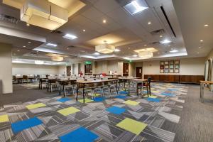 een grote feestzaal met tafels en stoelen bij Holiday Inn Express & Suites Helen, an IHG Hotel in Helen