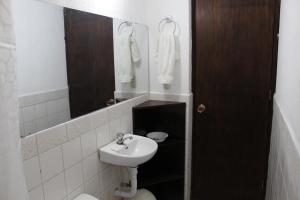 Baño pequeño con lavabo y espejo en Habitaciones Eco-Terrazas, en Guatemala