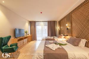 Habitación de hotel con 2 camas y TV en Only Seed Resort 欧芮希度假酒店 en Panglao City