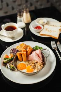 チェンマイにあるThe Core Street By Stay Now - SHA Plusのテーブルの上に盛り付けられた朝食用の皿