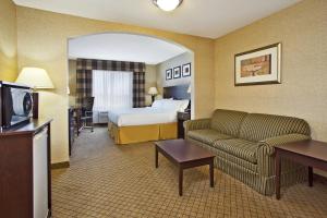 Зона вітальні в Holiday Inn Express Hotel & Suites Anderson, an IHG Hotel