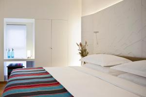 Кровать или кровати в номере Mendeli Street Hotel