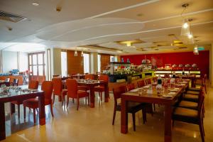 索哈尔皇冠假日酒店餐厅或其他用餐的地方