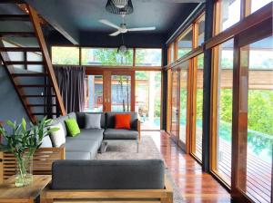 - un salon avec un canapé et un escalier dans l'établissement The Shorea, à Seremban