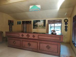 een restaurant met een receptie in een kamer bij OYO 3303 Penginapan Putri Asih Sawarna in Sawarna