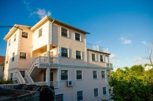 un edificio bianco con balcone sopra di Aanola Villas A4 Spacious Caribbean Casa a Charlotte