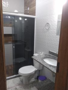 カボ・フリオにあるFlat Solife 1 Cabo Frio-Búziosのトイレ、洗面台、シャワー付きのバスルーム +23枚の写真