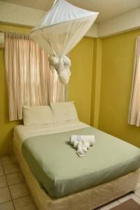 En eller flere senge i et værelse på Aanola Villas A4 Spacious Caribbean Casa