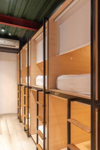szereg łóżek piętrowych w pokoju wieloosobowym w obiekcie M Boutique Hostel Legian w mieście Legian