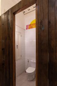 M Boutique Hostel Legian في ليغِيان: حمام مع مرحاض في الغرفة
