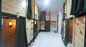 um corredor com paredes de madeira e cortinas verdes em 3BU Hostel Baguio - Session-Governor Pack em Baguio