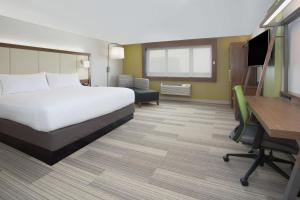 Habitación de hotel con cama y escritorio en Holiday Inn Express & Suites - Braselton West, an IHG Hotel, en Braselton