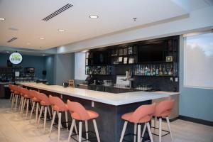 Lounge atau bar di Holiday Inn & Suites - Fayetteville W-Fort Bragg Area, an IHG Hotel
