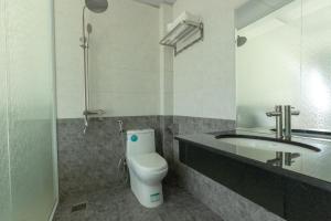 un baño con inodoro y lavabo en Bamboo Hotel, en Vung Tau 34 fotos más